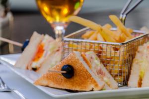 Comida en o cerca de este hotel
