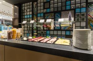 Comida en o cerca de este hotel