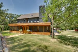 uma casa grande com uma árvore em frente em Vacation Rental at Lake Texoma, 5 Min Walk! em Pottsboro