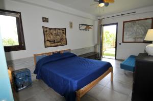 um quarto com uma cama com um edredão azul em Casalotto Francescano em Mengara
