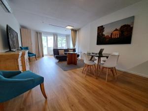 ein Wohnzimmer mit einem Tisch und Stühlen in der Unterkunft East Park Apartments Baumkirchner Str 18 in München