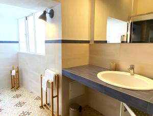 ein Badezimmer mit Waschbecken und Spiegel in der Unterkunft Terraces under the Moon in Rom + 41 Fotos