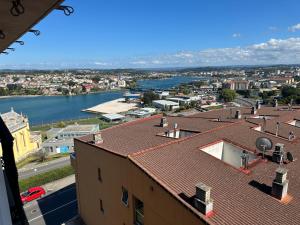 Blick auf eine Stadt mit Fluss und Gebäuden in der Unterkunft Oktheway Los Arces in A Coruña