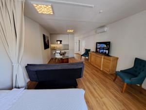 ein Schlafzimmer mit einem Bett und ein Wohnzimmer in der Unterkunft East Park Apartments Baumkirchner Str 18 in München