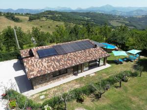 uma vista superior de uma casa com painéis solares em Casalotto Francescano em Mengara