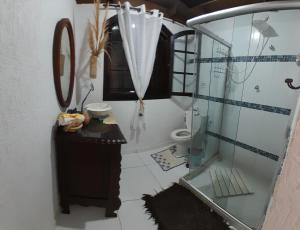 馬里卡的住宿－Suite Privativa Lar e Aconhego，一间带水槽、镜子和卫生间的浴室