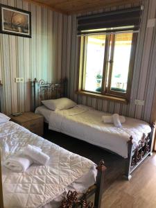 Cama ou camas em um quarto em Riverside Tekhuri