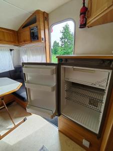 a kitchen with an oven in an rv at Peipsi Tiheda Чудское озеро in Tiheda