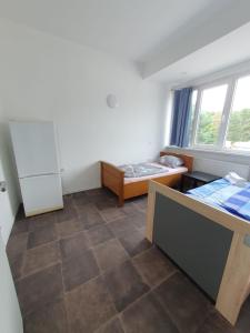Habitación con dormitorio con cama y ventana en Akdeniz Pension, en Ludwigsfelde