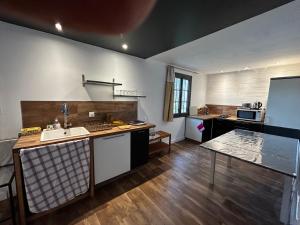 Una cocina o zona de cocina en Chambres d'hôtes La Farga
