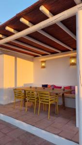 Une table et des chaises en bois sont disponibles sur la terrasse. dans l'établissement El Paraíso Perdido, à Casabermeja
