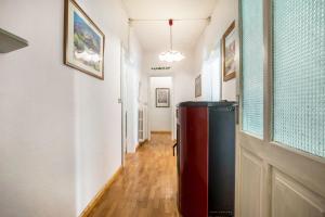 corridoio con frigorifero al centro di una stanza di Casa nel Borgo Edera a Breguzzo
