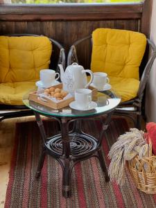 - une table basse avec des tasses à thé et des biscuits dans l'établissement Apartment Gabliani, à Mestia