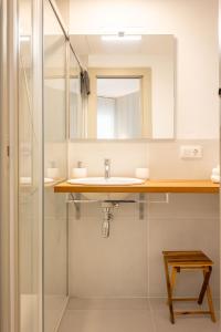 La salle de bains est pourvue d'un lavabo et d'un miroir. dans l'établissement Jardines del Valle Jacuzzi 5 pax, à Séville