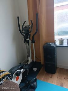 een ruimte met een fitnessapparaat naast een muur bij Double room in private home in Zaandam