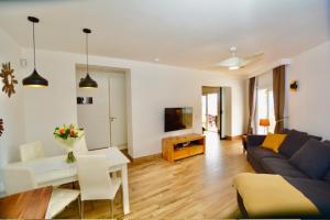 sala de estar con sofá y mesa en MARISOL beautiful apartment with oceanview en Adeje