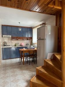 A kitchen or kitchenette at İnka Dağ Evi