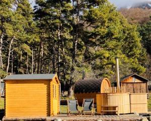 Cabaña de madera con sillas y boca de incendios en Grand Studio Terrasse Plein Sud en Montclar