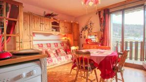 a room with a table and a bedroom with a bed at Grand Studio Terrasse Plein Sud in Montclar