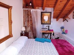 1 dormitorio con cama y lavamanos en Casita con encanto tranquilidad VILLAVIEJA DEL LOZOYA Wi-Fi No fumador EN SIERRA DE MADRID Y A 40 M DE CAPITAL, en Villavieja del Lozoya