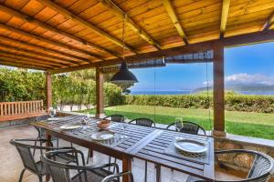 卡波利韦里Bacio Del Sole的露台上的桌子和椅子,可欣赏海景