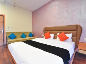 Postel nebo postele na pokoji v ubytování Hotel Anuvibha Malviya Nagar