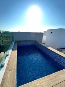 une piscine sur le toit d'une maison dans l'établissement Departamento Cardones - 5 Min Zona Dorada - 6 Personas Alberca Compartida, à Mazatlán