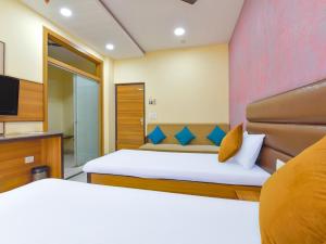 Postel nebo postele na pokoji v ubytování Hotel Anuvibha Malviya Nagar