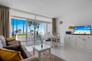 sala de estar con vistas al océano en Miraflores Apartments by the Beach Costa Del Sol, en Mijas Costa