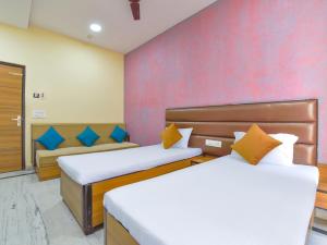 Postel nebo postele na pokoji v ubytování Hotel Anuvibha Malviya Nagar