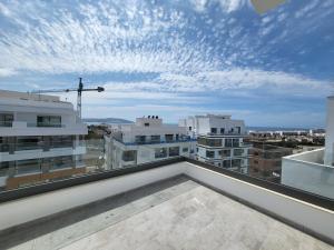 - une vue depuis le balcon d'un bâtiment dans l'établissement La Perla Malabata hills, à Tanger