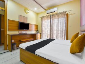 Postel nebo postele na pokoji v ubytování Hotel Anuvibha Malviya Nagar