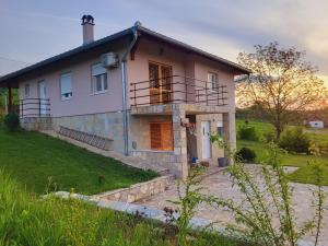 uma casa numa colina com um quintal em Apartman MatiNik1 em Gornja Toplica