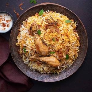 un tazón de arroz con pollos y carne en Taj Mahal Residency Muzaffarabad, en Muzaffarabad