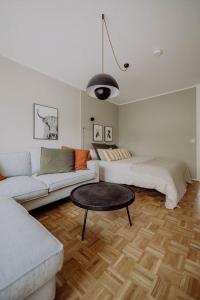 sala de estar con sofá blanco y mesa en Stylisches Design-Apartment, en Bad Tölz