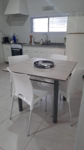Il dispose d'une cuisine et d'une table à manger avec des chaises blanches. dans l'établissement Finca La Chiqueta, à Albardón