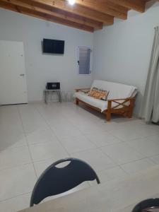 Cette chambre comprend un lit et une table. dans l'établissement Finca La Chiqueta, à Albardón