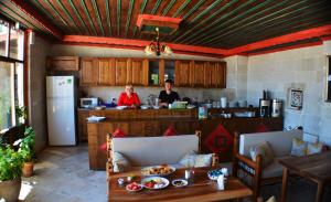 dos personas de pie en la cocina de una casa en Cappadocia Stone Palace, en Göreme