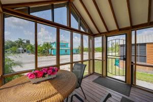 un portico con un tavolo con fiori di Everglades City Trailer Cabin Boat Slip and Porch! a Everglades City
