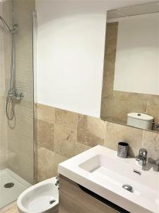 La salle de bains est pourvue d'un lavabo, d'une douche et d'un miroir. dans l'établissement Banana Beach 1a Li­nea de playa, à Marbella