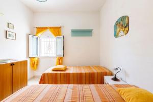 een slaapkamer met 2 bedden en een raam bij Villa Mara in Specchiolla 