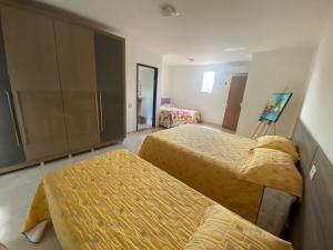 sypialnia z 2 łóżkami i szafką w obiekcie CASA DE TEMPORADA MEL w mieście Piranhas