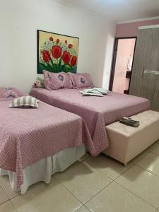 dwa łóżka siedzące obok siebie w sypialni w obiekcie CASA DE TEMPORADA MEL w mieście Piranhas