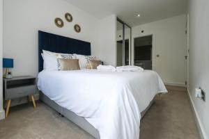 Giường trong phòng chung tại Brand New 2 bedroom apartment Centre of Solihull