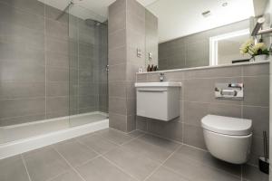 Phòng tắm tại Brand New 2 bedroom apartment Centre of Solihull