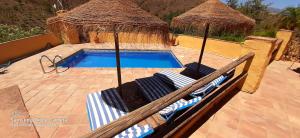 Bazén v ubytování Cortijo Los Montes with private pool nebo v jeho okolí