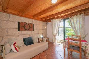 sala de estar con sofá y ventana grande en Casa Munay en Granadilla de Abona