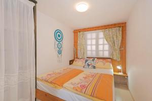 Habitación pequeña con cama y ventana en Casa Munay en Granadilla de Abona