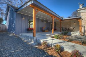 eine Veranda eines Hauses mit Holzpfosten in der Unterkunft The Homestead Carriage House in Fredericksburg