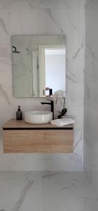 bagno con lavandino e specchio di Príncipe Boutique apartments a Vigo